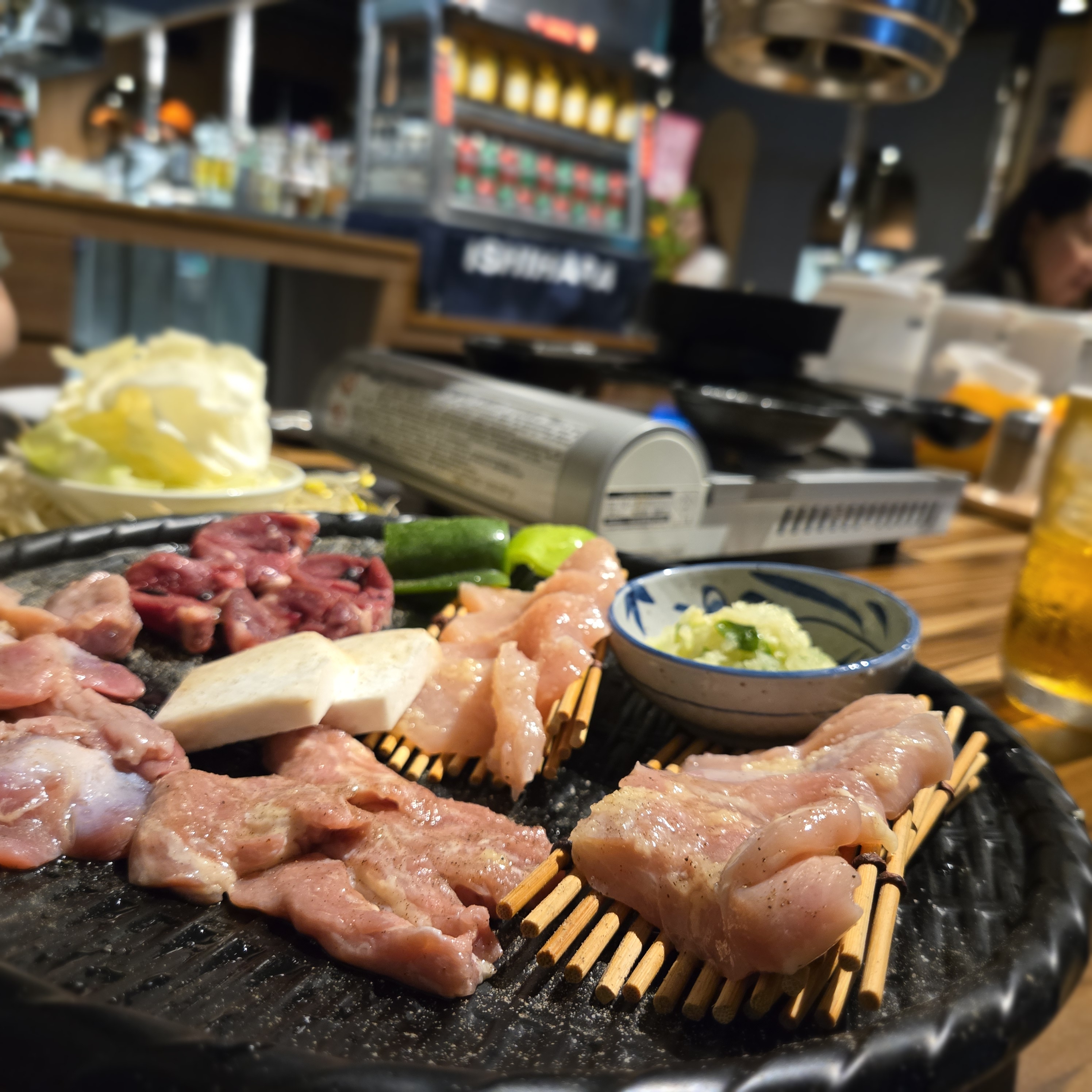 完美火候的雞肉燒肉拼盤，包含雞胸、雞心、雞胗、雞松阪